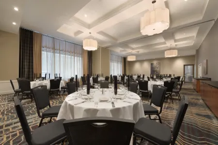 Hilton Garden Inn Chicago Downtown/Magnificent Mile Отели рядом с достопримечательностью «Пруденшел Плаза»