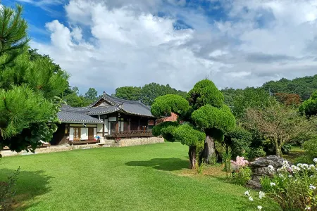 Andong Hakbong Jongtaek Отели рядом с достопримечательностью «Byeongsanseowon Confucian Academy»