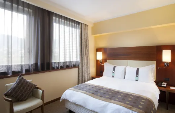 薩萊諾卡瓦德蒂雷尼假日酒店