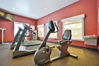 โรงแรมฮอลิเดย์ อินน์ เอ็กซ์เพรส แอนด์ สวีทส์ ยูทิกา บาย IHG - ที่มีฟิตเนส