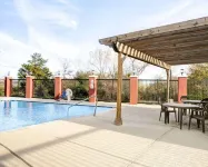 Quality Inn & Suites Bryan-College Station - Pools