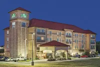 La Quinta Inn & Suites by Wyndham Allen at the Village Отели рядом с достопримечательностью «Garden Center at The Home Depot»