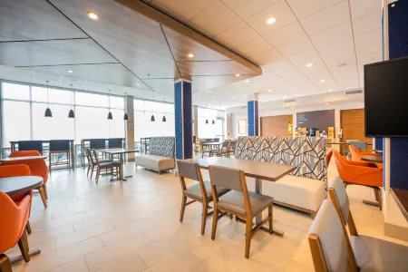 Holiday Inn Express & Suites Charlottesville