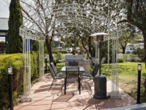 Colonial Motel & Apartments Hotels in Young