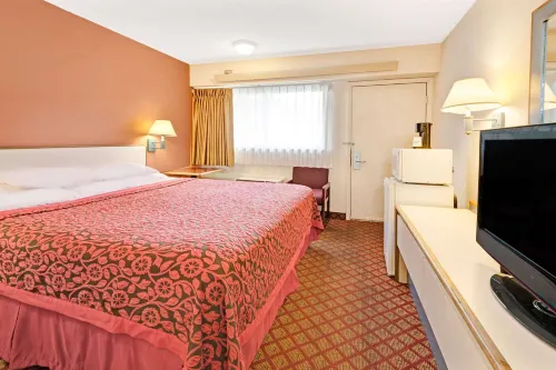 Days Inn by Wyndham Overland Park/Metcalf/Convention Center - parking