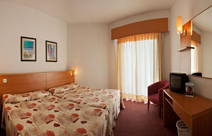 Hotel Alone