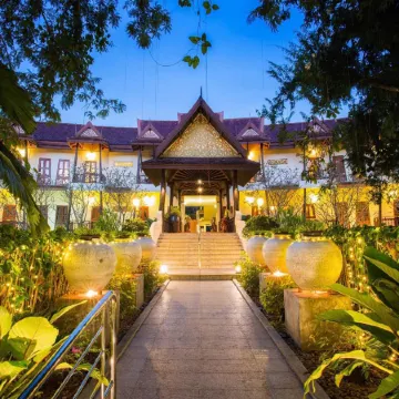 Phuwanalee Resort Отели рядом с достопримечательностью «Wat Tha Chang»