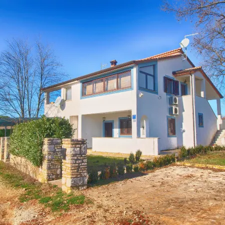 Apartments Alma 879