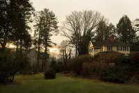 The Yellow House on Plott Creek فنادق في Waynesville