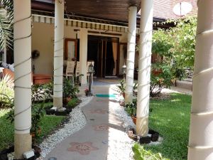 Relaxing Palm Pool Villa, Tropical Illuminated Garden Private Swimming Pool