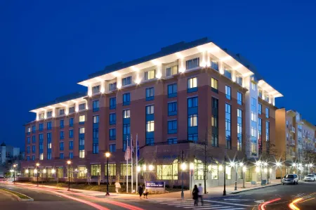 Hilton Garden Inn  Arlington Shirlington Отели рядом с достопримечательностью «Могила Неизвестного Солдата»