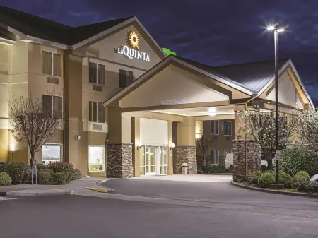 La Quinta Inn & Suites by Wyndham Central Point - Medford Отели в г. Игл Пойнт