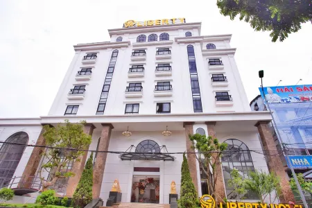 Liberty Lao CAI Hotel - Events Отели рядом с достопримечательностью «Hồ Chí Minh Park»