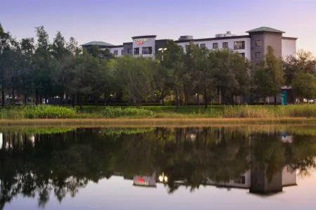 Courtyard Miami at Dolphin Mall Отели рядом с достопримечательностью «Bass Pro Shops»