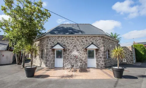 Hôtel Restaurant les 13 Assiettes Hotels in Saint-Martin-Des-Champs