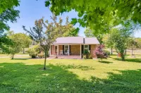 New- Tranquil & Gorgeous Countryside 3Br/2Bath Home on 1 Acre - 20 Min from Nashville! Hotels in Franklin