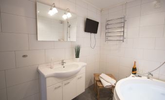 Prinsgården B&B Rum Stugor - Housity
