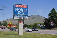 Brooks St. Motor Inn - parking