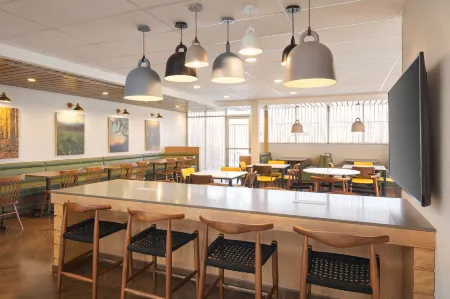 弗雷斯諾北部肖大道萬楓酒店及套房