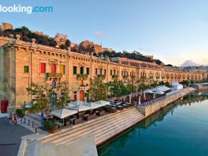 Traditional Maltese Townhouse, Roof Terrace and Views