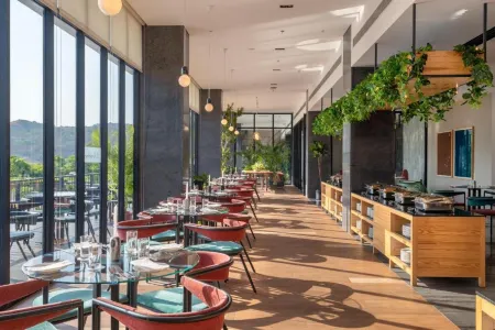 Oxford Golf Resort Отели рядом с достопримечательностью «Читтаранян Ватика»