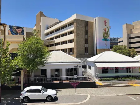 Britannia on William Отели рядом с достопримечательностью «Эдит Коуэн Юниверсити Маунт Лоли Кампус»