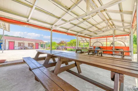 Samcheok Greenhyang Pension Отели рядом с достопримечательностью «Jangho Port»