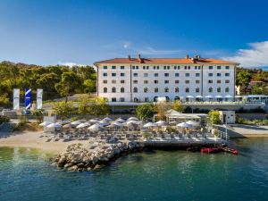 Villa Salt - 10 People, Heated Pool, Trogir, Near Beach & Split Airport