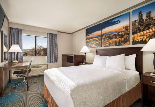 베이몬트 바이 윈덤 몬테레이 파크