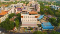 Hotel Blossoms Отели рядом с достопримечательностью «St John's Church»