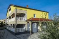 Lucky Luke Pool Apartments Hotel di Gajac