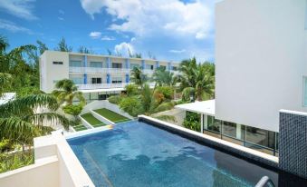 Penthouse 2Br 2BTH Apt w Rooftop Pool Near Beach