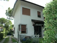 Peaceful House Surrounded by a Lovely Garden فنادق في 