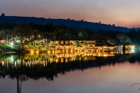 Bambuu Lakeside Lodge Отели рядом с достопримечательностью «Beach Island, Graskop»