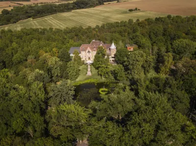 Schlosshotel Villa Westerberge فنادق في Aschersleben