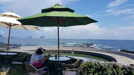 Jeju Amoje Отели рядом с достопримечательностью «Soesokkak Estuary»