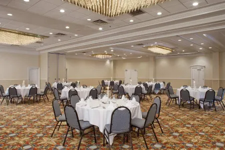 DoubleTree by Hilton Hotel Fayetteville Отели в г. Камберленд