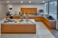 梅尼達萬豪城市快捷普拉斯飯店 - 早餐
