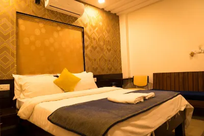 The Flamboyant Natraj Hotel in zona Golden Bridge