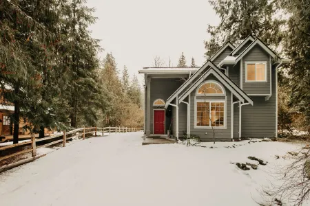 House w Hot Tub - Wifi - Fireplace - Pets Ok