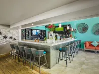 Coconut Court Beach Hotel - bar