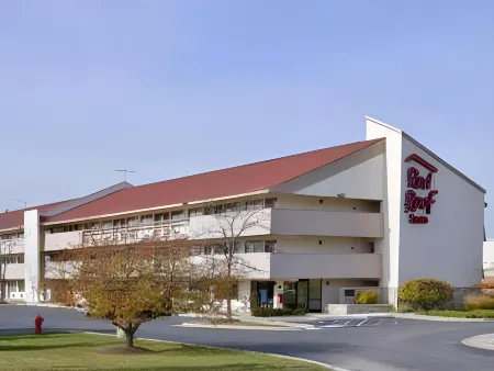 Super 8 by Wyndham Deerfield - Northbrook