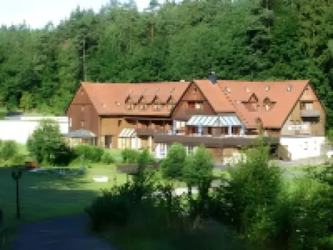 克魯姆巴赫託爾酒店 榮-格拉伯菲爾德縣酒店