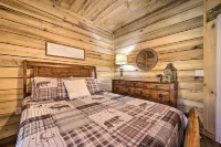 Modern Cabin w/ Fire Pit < 3 Mi to Trails! Hotels in Boyd