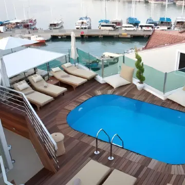 Alesta Yacht Hotel