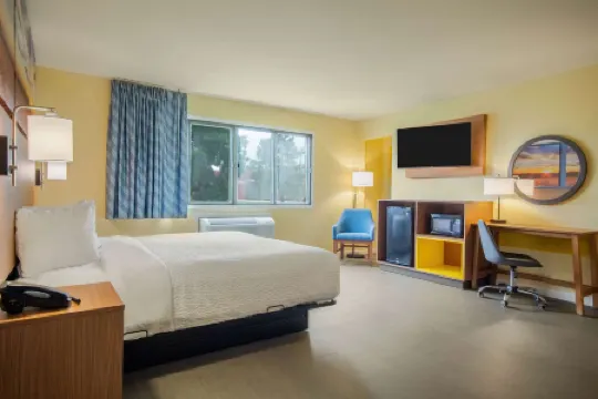 Days Inn & Suites by Wyndham Waterloo