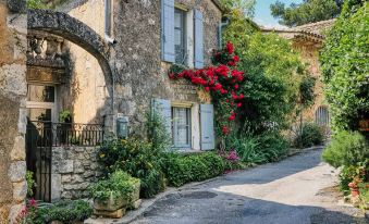 Cosy Villa with Pool Near the Village of Gordes - by Feelluxuryholidays