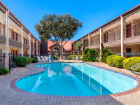 ชัวร์สเตย์พลัส บายเบสท์เวสเทิร์น ซานอันโตนิโอ เฟียสตาอินน์ โรงแรมในซานอันโตนิโอ