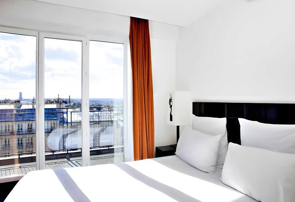 호텔 르 샤 누아 근처 물랭 루즈