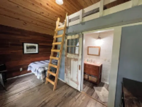 Nature's Tiny Riverside Hideaway 林肯縣酒店